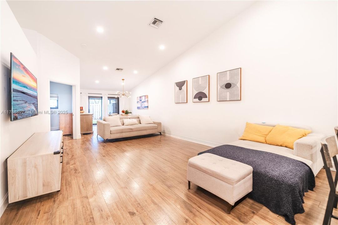 Recently Sold: $435,000 (3 beds, 2 baths, 1378 Square Feet)