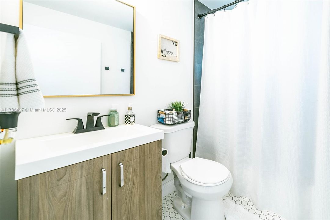 Recently Sold: $435,000 (3 beds, 2 baths, 1378 Square Feet)