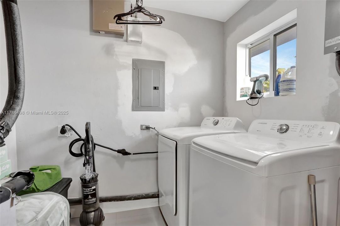 Recently Rented: $3,500 (3 beds, 2 baths, 1560 Square Feet)