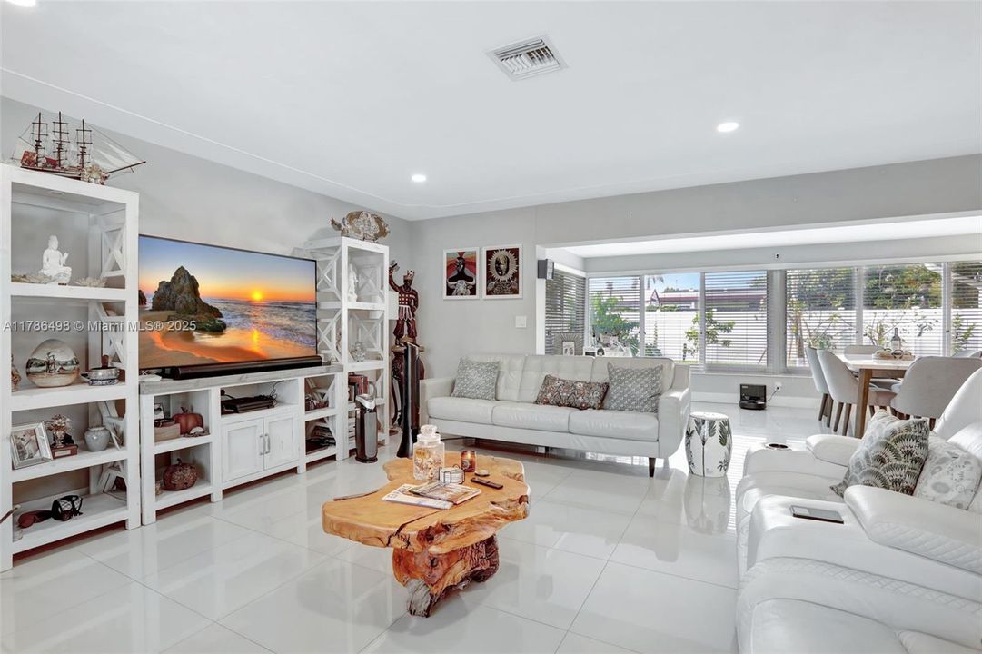 Recently Rented: $3,500 (3 beds, 2 baths, 1560 Square Feet)