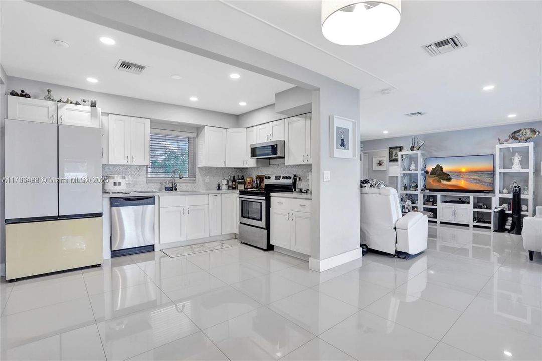 Recently Rented: $3,500 (3 beds, 2 baths, 1560 Square Feet)