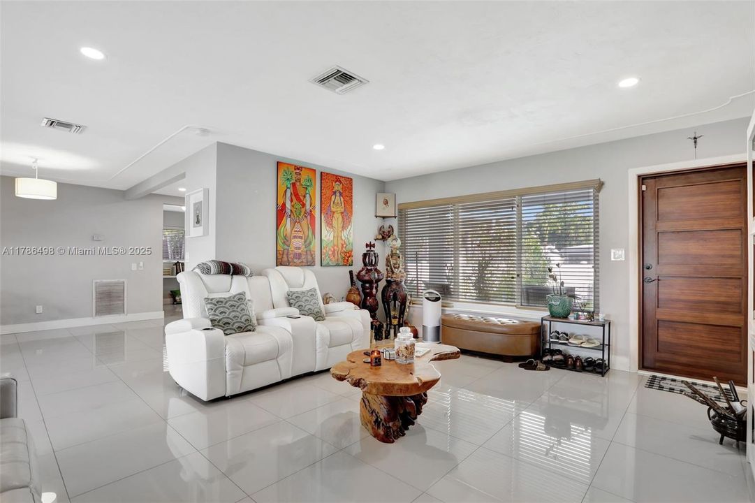 Recently Rented: $3,500 (3 beds, 2 baths, 1560 Square Feet)