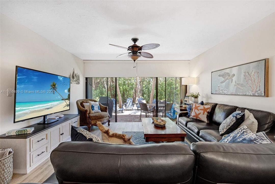 Recently Sold: $599,900 (2 beds, 3 baths, 1355 Square Feet)