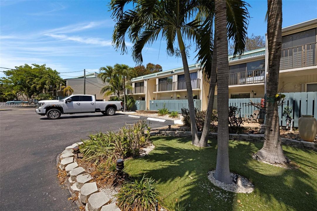 Recently Sold: $599,900 (2 beds, 3 baths, 1355 Square Feet)