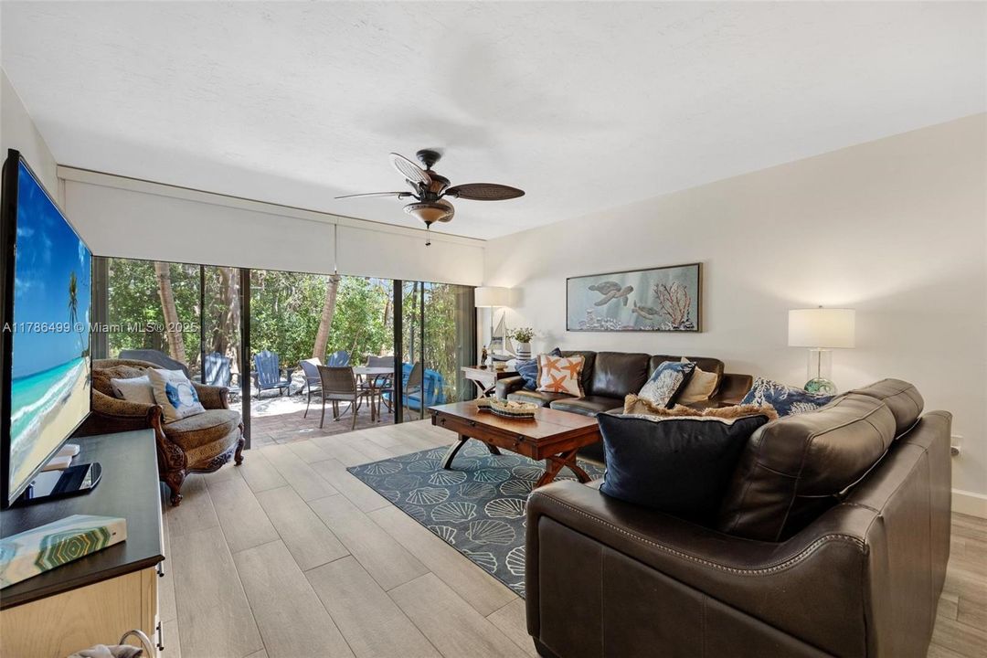 Recently Sold: $599,900 (2 beds, 3 baths, 1355 Square Feet)