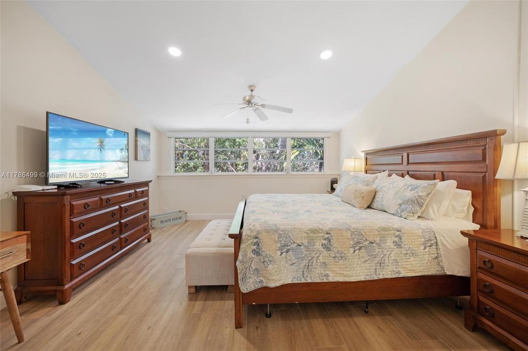 Recently Sold: $599,900 (2 beds, 3 baths, 1355 Square Feet)