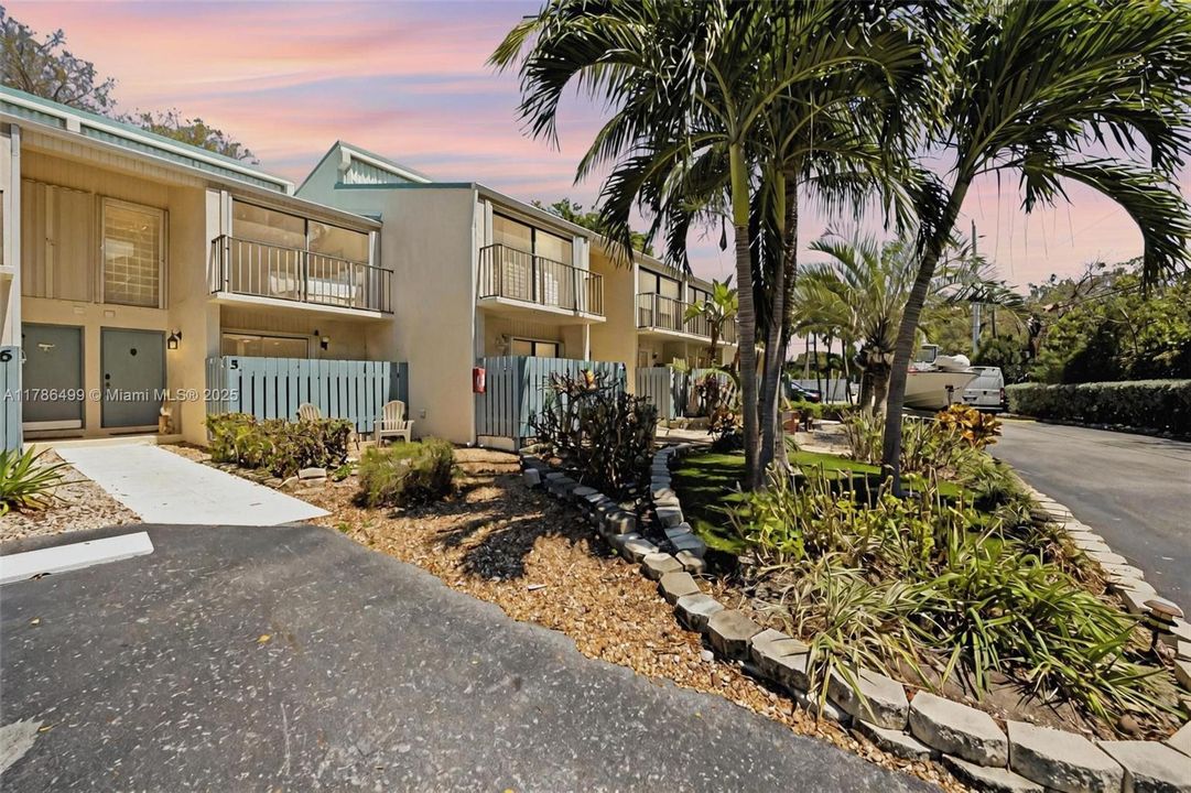 Recently Sold: $599,900 (2 beds, 3 baths, 1355 Square Feet)