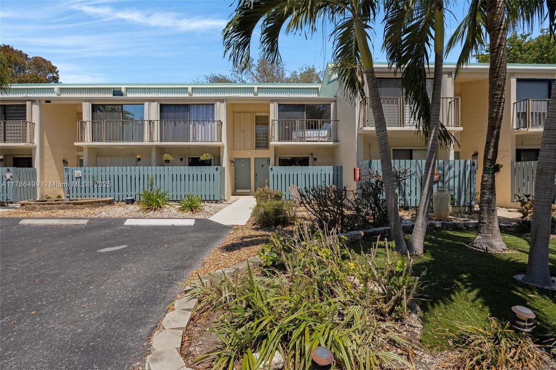 Recently Sold: $599,900 (2 beds, 3 baths, 1355 Square Feet)