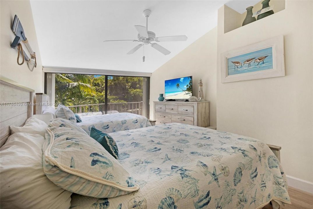 Recently Sold: $599,900 (2 beds, 3 baths, 1355 Square Feet)