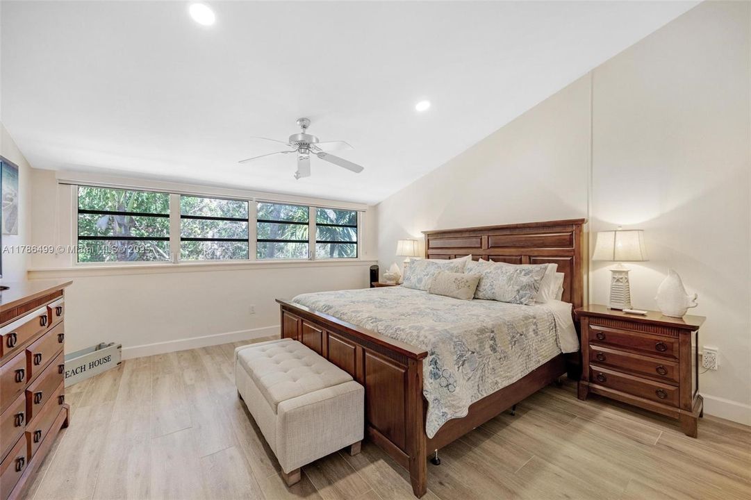 Recently Sold: $599,900 (2 beds, 3 baths, 1355 Square Feet)