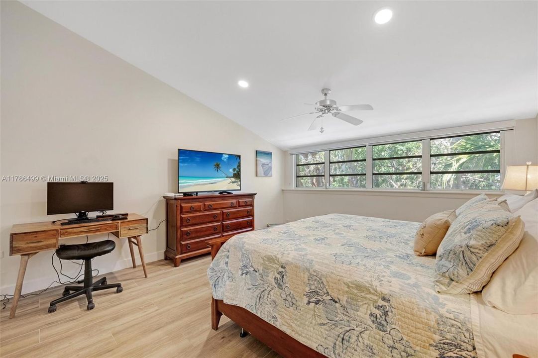 Recently Sold: $599,900 (2 beds, 3 baths, 1355 Square Feet)