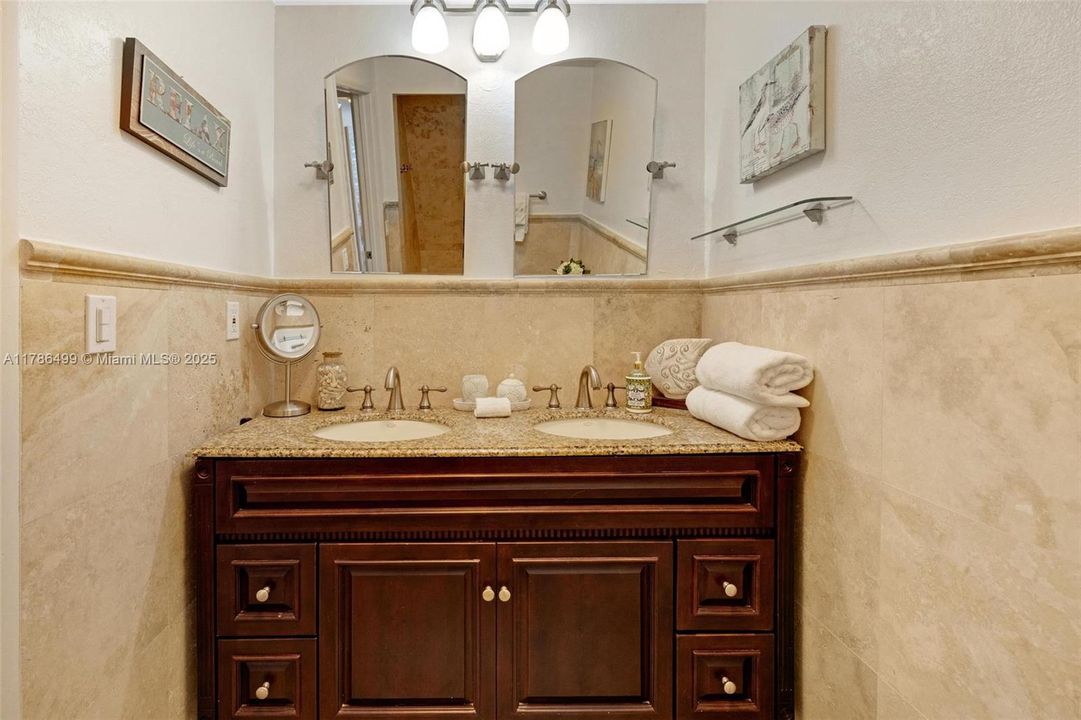 Recently Sold: $599,900 (2 beds, 3 baths, 1355 Square Feet)