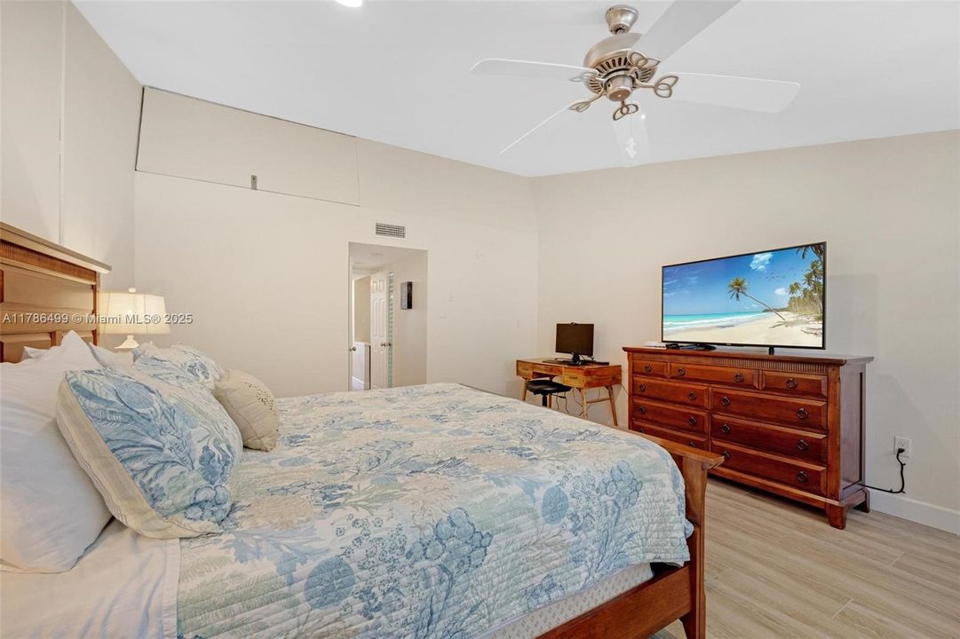 Recently Sold: $599,900 (2 beds, 3 baths, 1355 Square Feet)