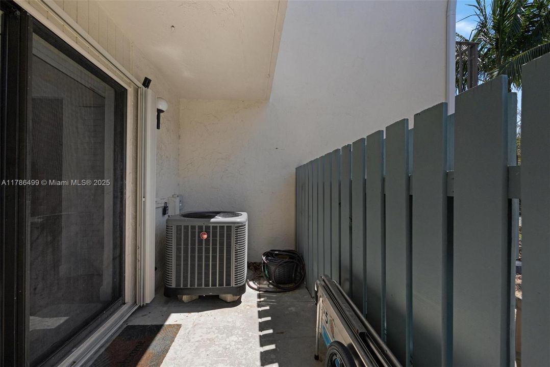 Recently Sold: $599,900 (2 beds, 3 baths, 1355 Square Feet)