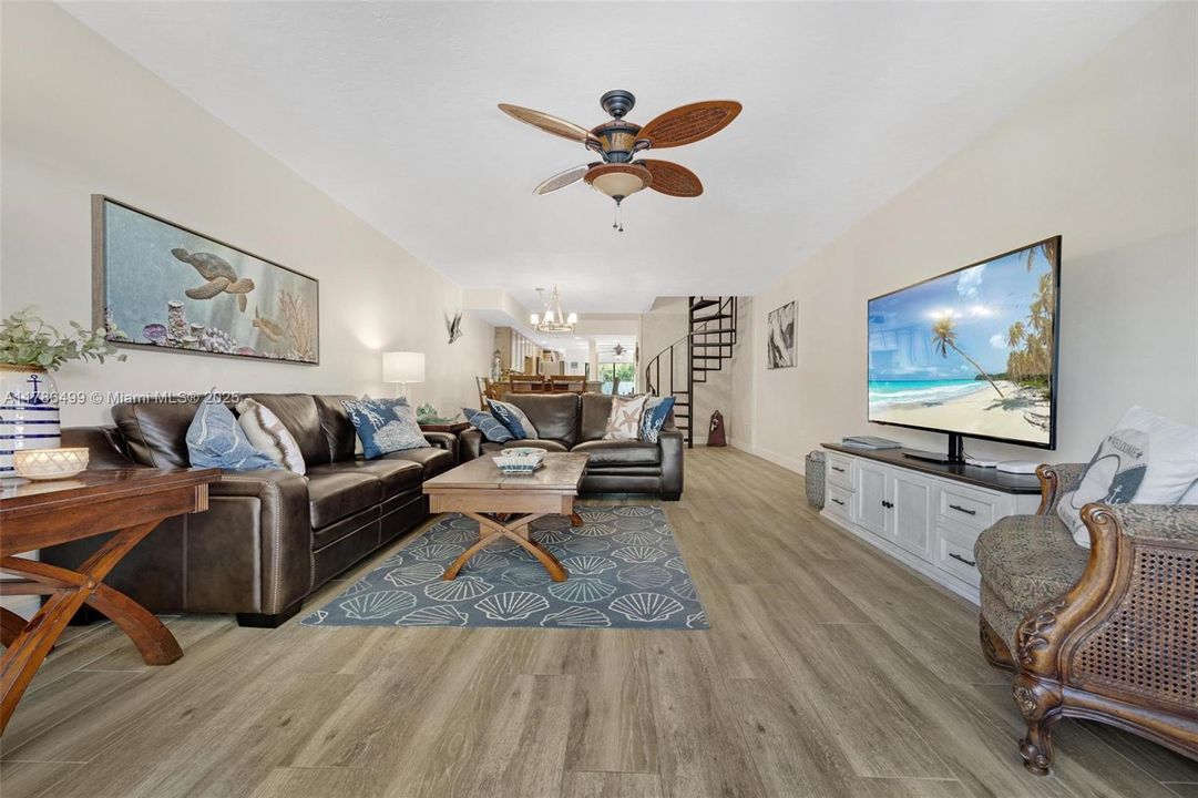 Recently Sold: $599,900 (2 beds, 3 baths, 1355 Square Feet)