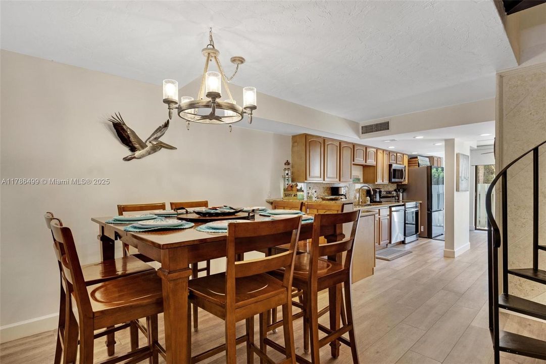 Recently Sold: $599,900 (2 beds, 3 baths, 1355 Square Feet)