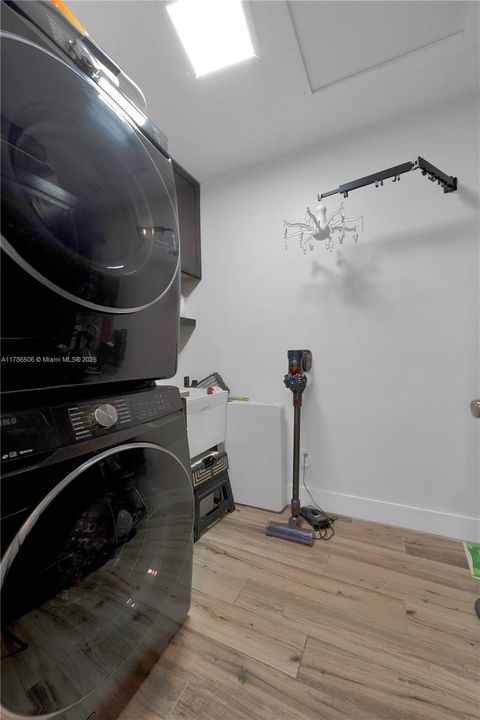 Recently Sold: $1,250,000 (3 beds, 2 baths, 2013 Square Feet)