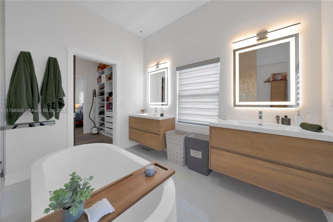 Recently Sold: $1,250,000 (3 beds, 2 baths, 2013 Square Feet)