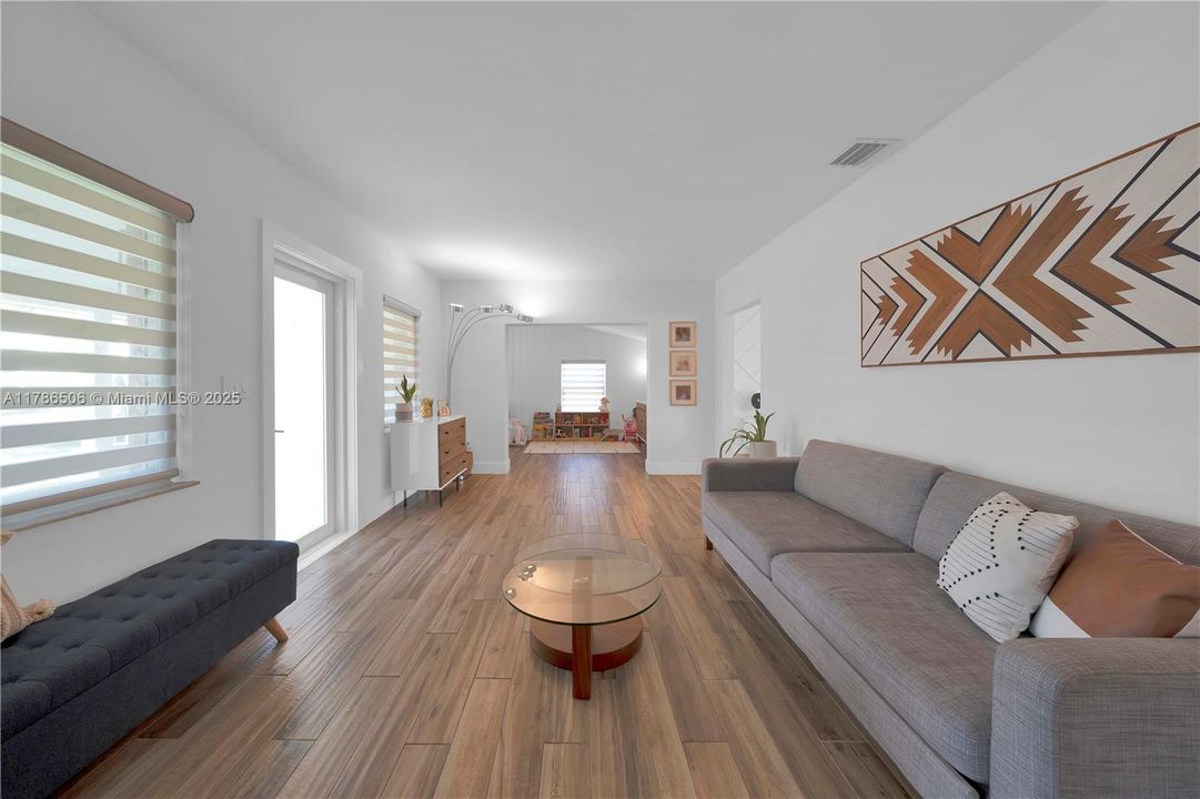 Recently Sold: $1,250,000 (3 beds, 2 baths, 2013 Square Feet)