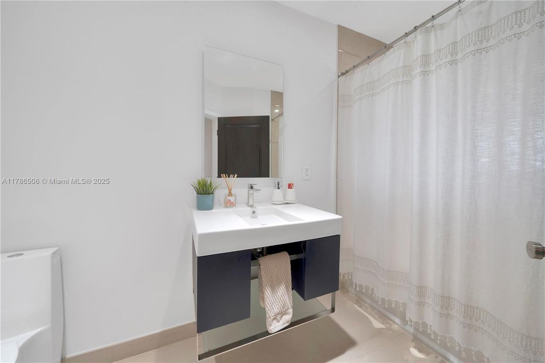 Recently Sold: $1,250,000 (3 beds, 2 baths, 2013 Square Feet)