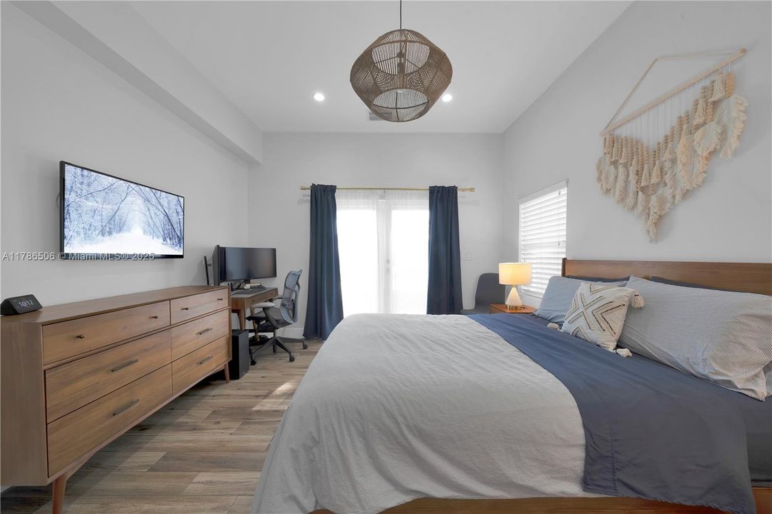 Recently Sold: $1,250,000 (3 beds, 2 baths, 2013 Square Feet)