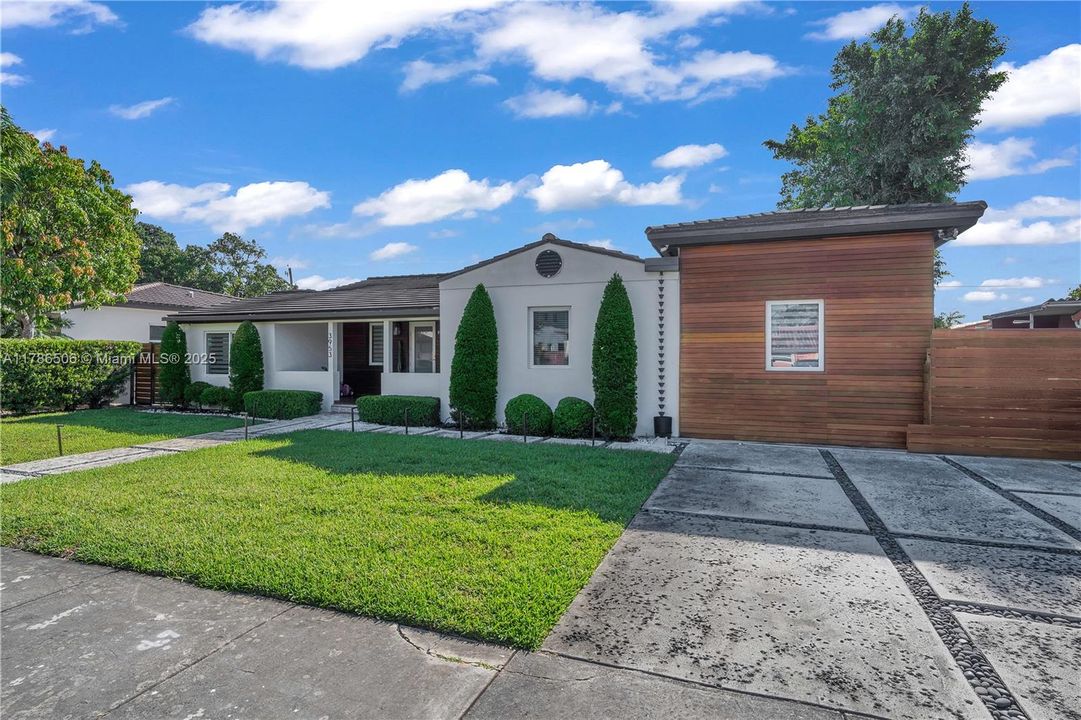 Recently Sold: $1,250,000 (3 beds, 2 baths, 2013 Square Feet)