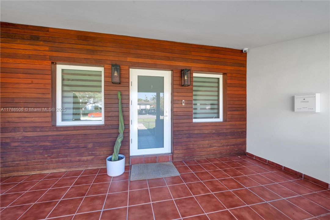 Recently Sold: $1,250,000 (3 beds, 2 baths, 2013 Square Feet)