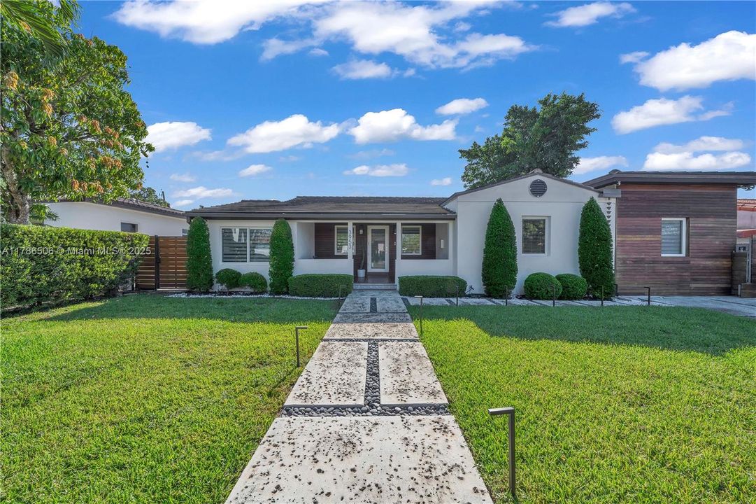 Recently Sold: $1,250,000 (3 beds, 2 baths, 2013 Square Feet)