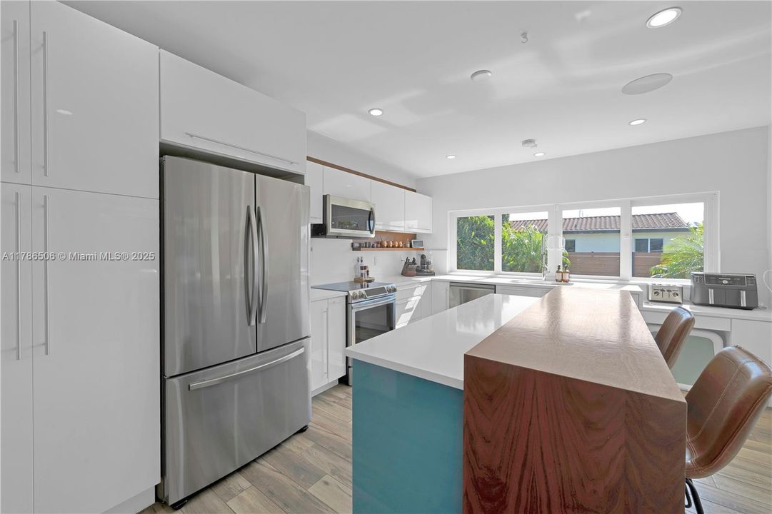 Recently Sold: $1,250,000 (3 beds, 2 baths, 2013 Square Feet)