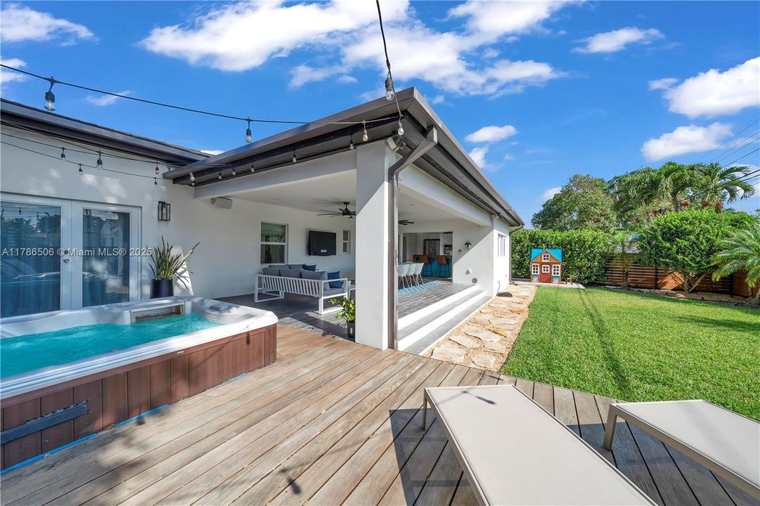 Recently Sold: $1,250,000 (3 beds, 2 baths, 2013 Square Feet)