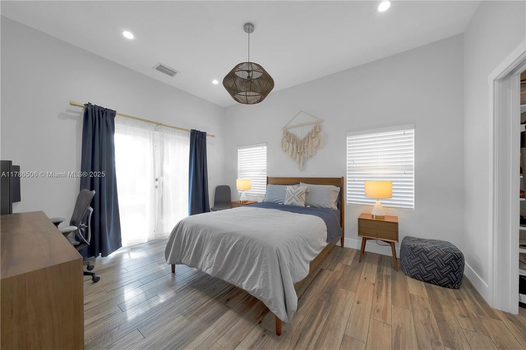 Recently Sold: $1,250,000 (3 beds, 2 baths, 2013 Square Feet)