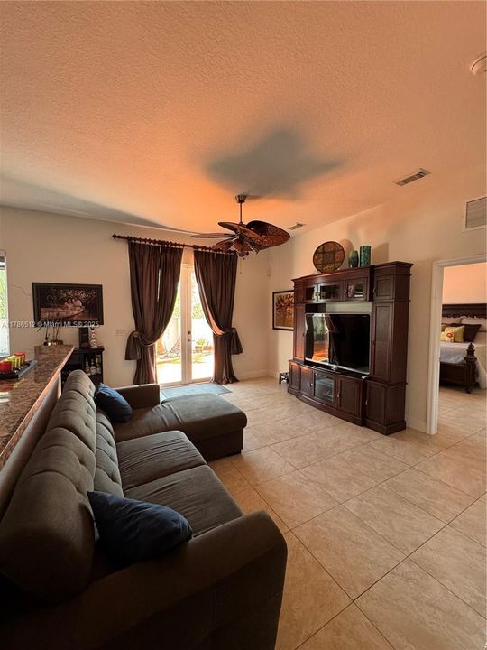 Recientemente alquilado: $3,700 (3 camas, 2 baños, 1748 Pies cuadrados)