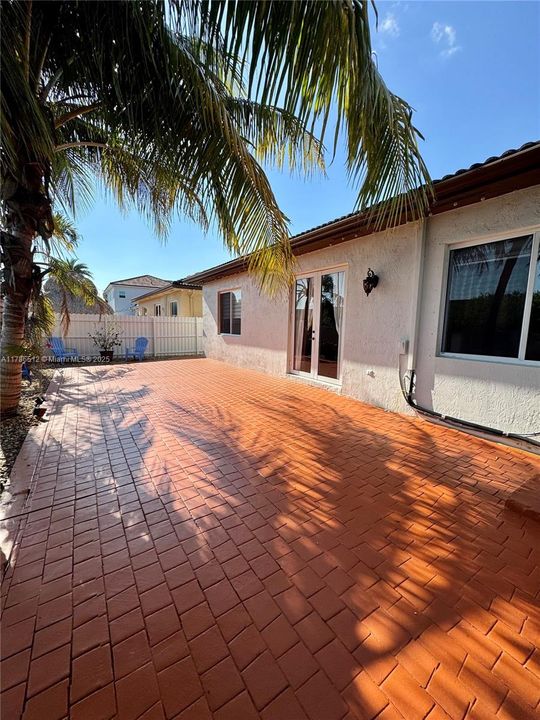 Recientemente alquilado: $3,700 (3 camas, 2 baños, 1748 Pies cuadrados)