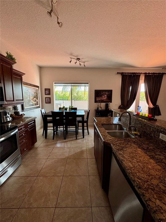 Recientemente alquilado: $3,700 (3 camas, 2 baños, 1748 Pies cuadrados)