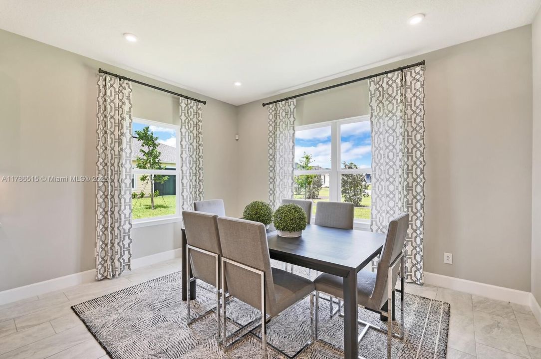 合同活跃: $659,500 (4 贝兹, 3 浴室, 2555 平方英尺)