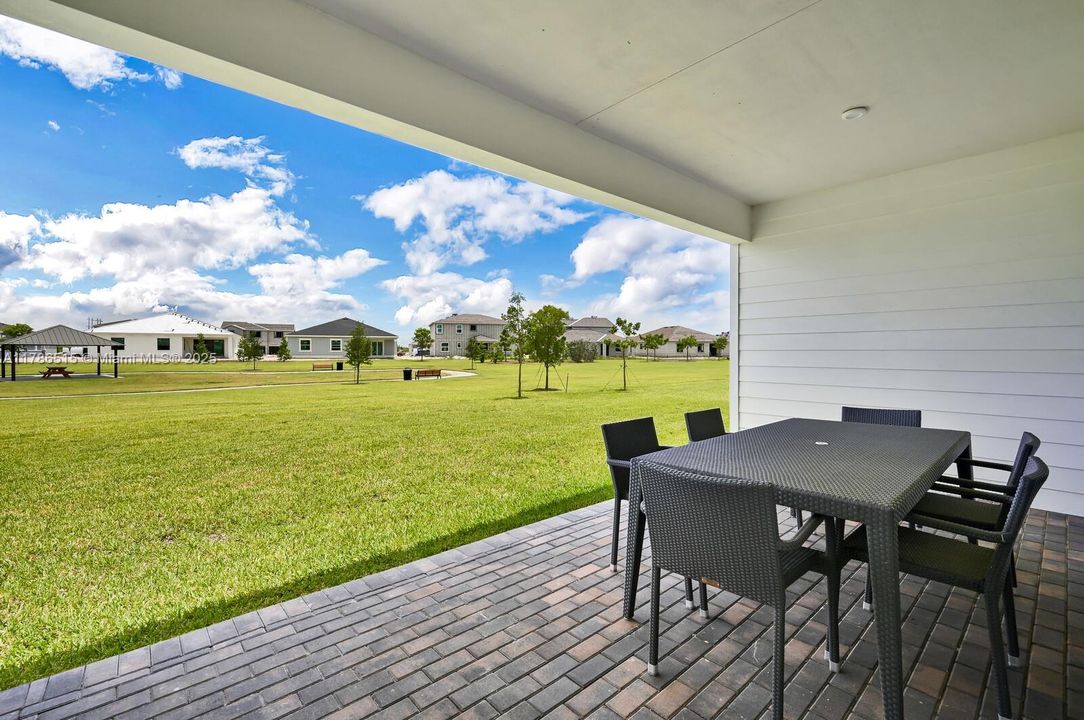 合同活跃: $659,500 (4 贝兹, 3 浴室, 2555 平方英尺)