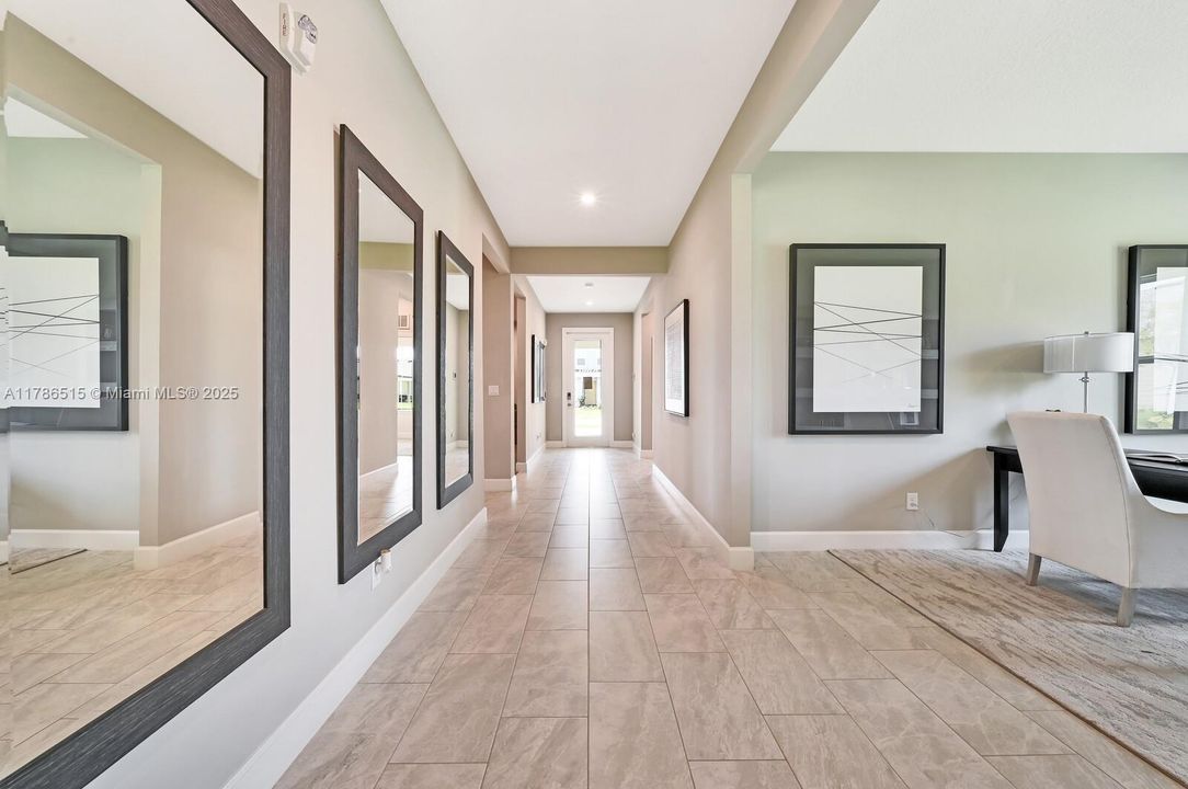 合同活跃: $659,500 (4 贝兹, 3 浴室, 2555 平方英尺)