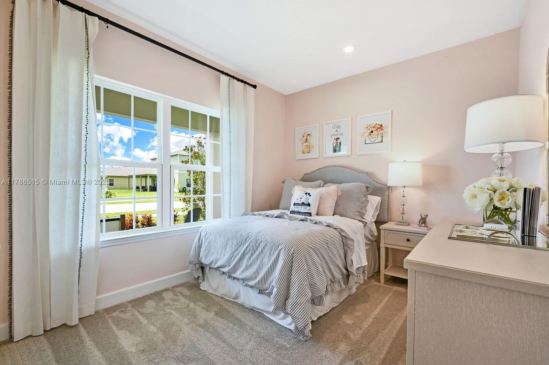 合同活跃: $659,500 (4 贝兹, 3 浴室, 2555 平方英尺)