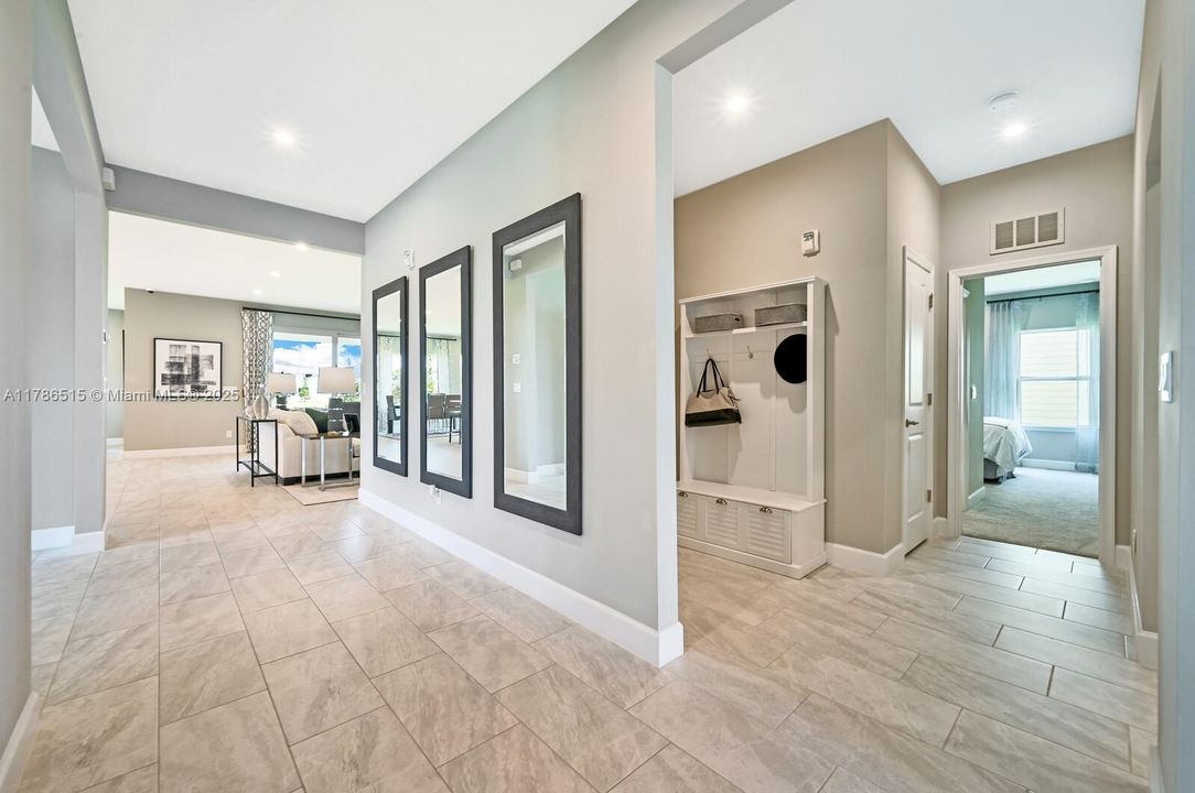 合同活跃: $659,500 (4 贝兹, 3 浴室, 2555 平方英尺)