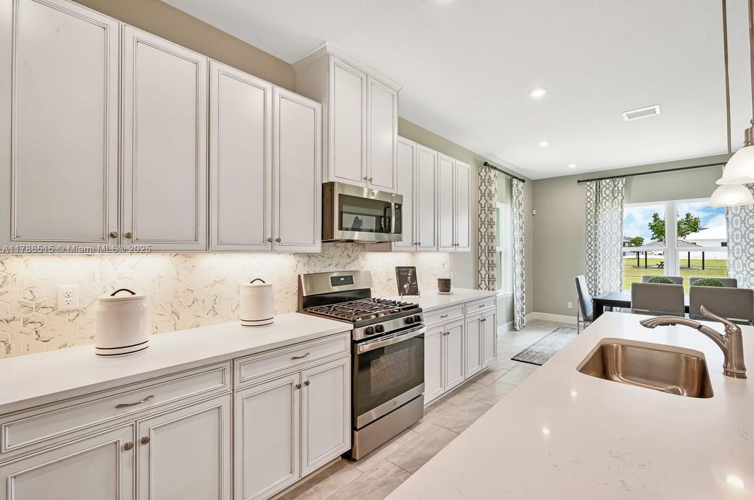 合同活跃: $659,500 (4 贝兹, 3 浴室, 2555 平方英尺)