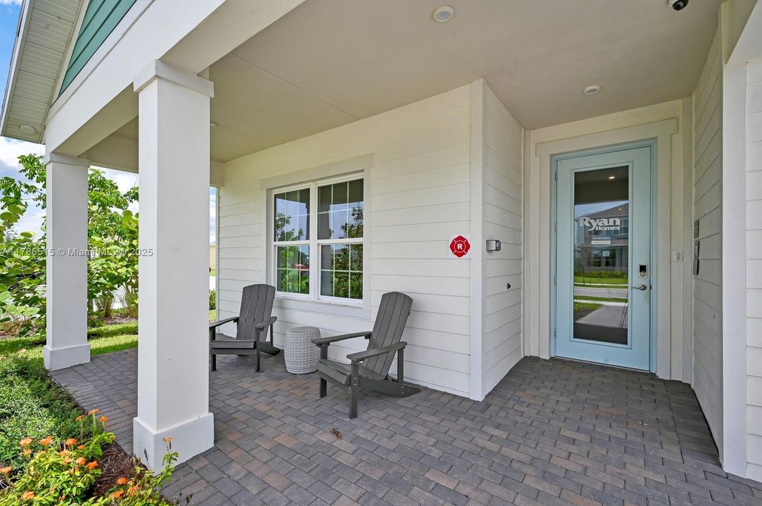 合同活跃: $659,500 (4 贝兹, 3 浴室, 2555 平方英尺)