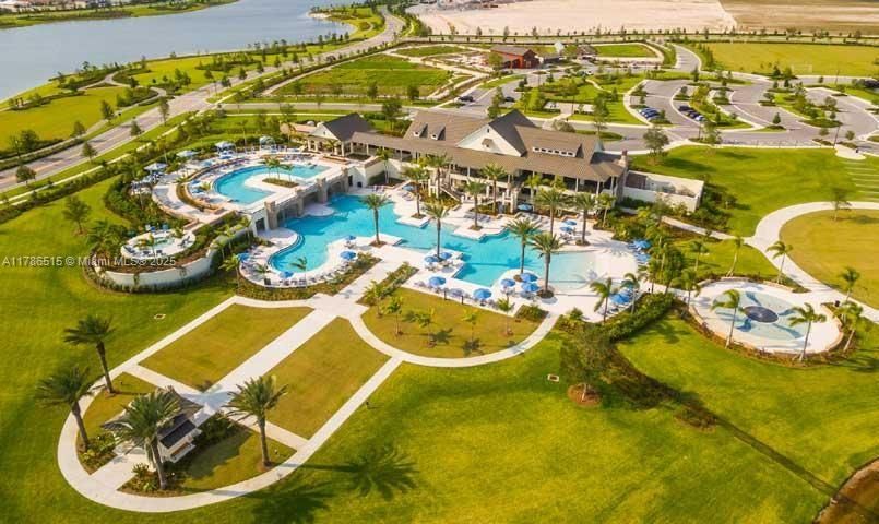 合同活跃: $659,500 (4 贝兹, 3 浴室, 2555 平方英尺)