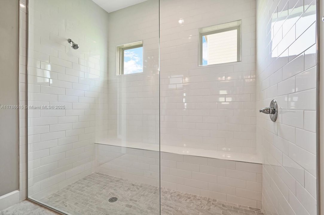 合同活跃: $659,500 (4 贝兹, 3 浴室, 2555 平方英尺)