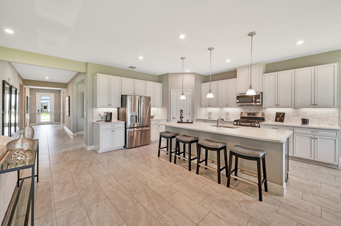 合同活跃: $659,500 (4 贝兹, 3 浴室, 2555 平方英尺)