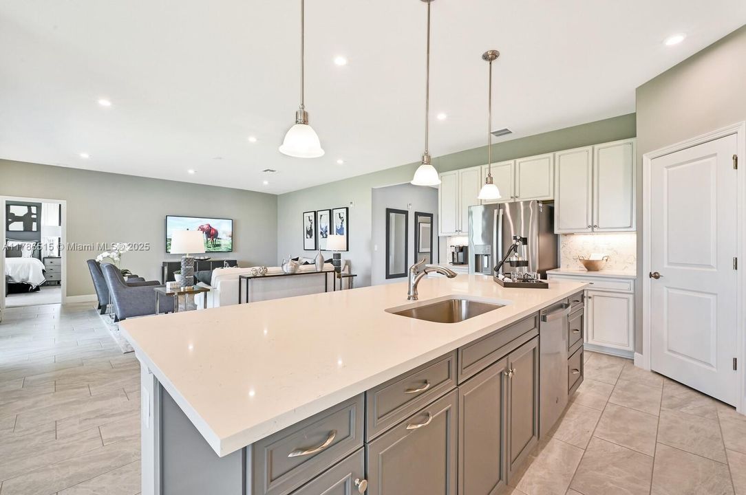 合同活跃: $659,500 (4 贝兹, 3 浴室, 2555 平方英尺)