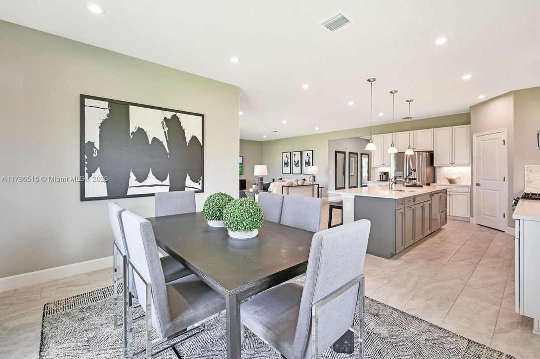 合同活跃: $659,500 (4 贝兹, 3 浴室, 2555 平方英尺)