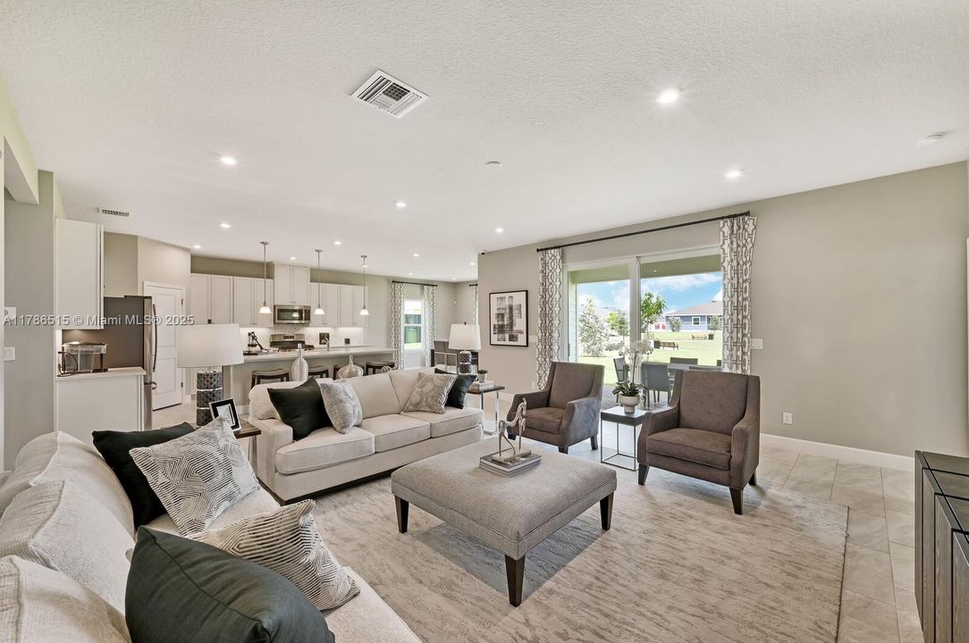 合同活跃: $659,500 (4 贝兹, 3 浴室, 2555 平方英尺)