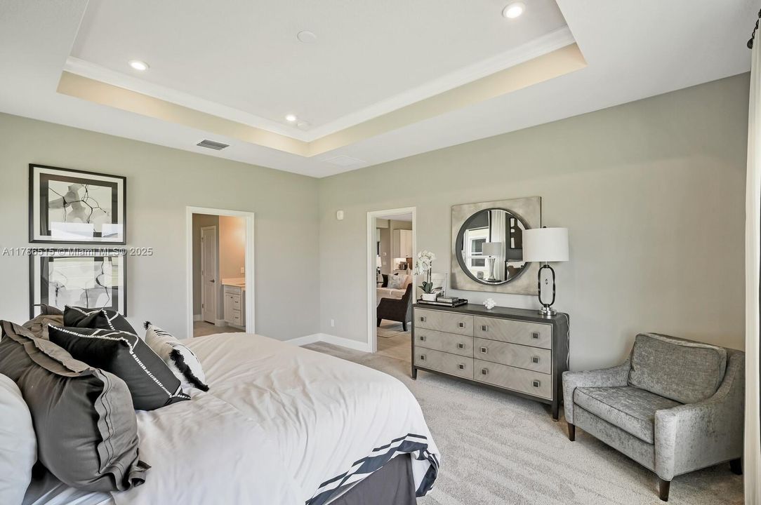 合同活跃: $659,500 (4 贝兹, 3 浴室, 2555 平方英尺)