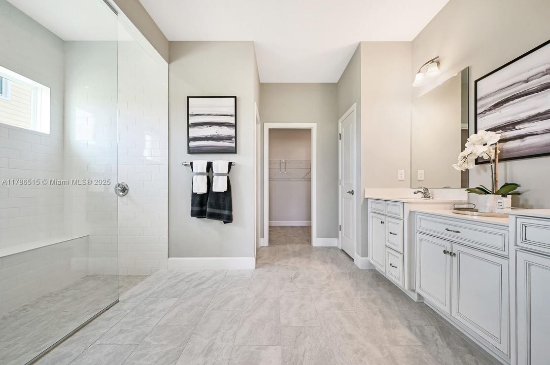 合同活跃: $659,500 (4 贝兹, 3 浴室, 2555 平方英尺)