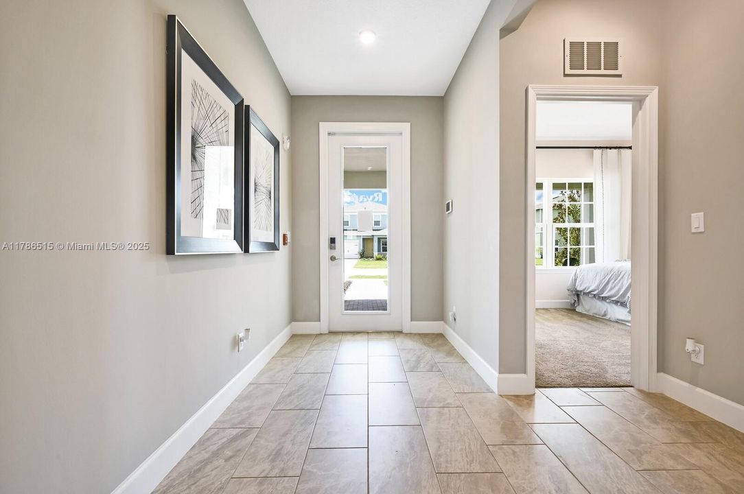 合同活跃: $659,500 (4 贝兹, 3 浴室, 2555 平方英尺)